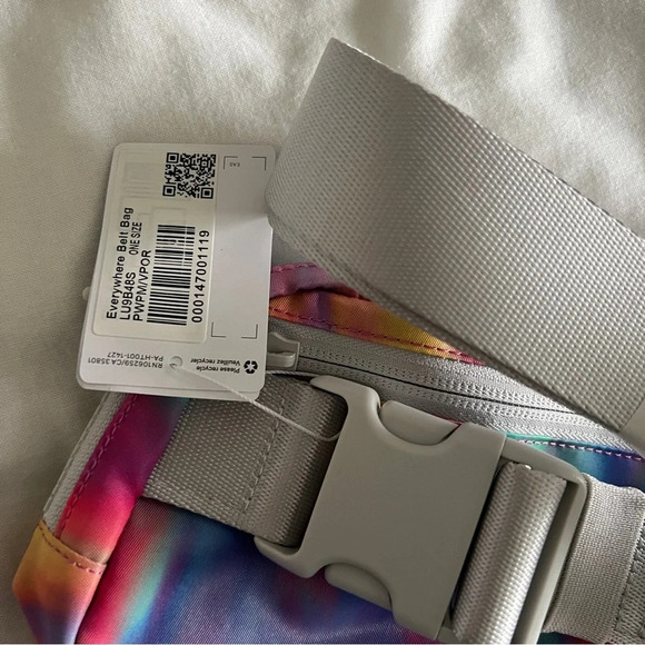 🆕 Lululemon Everywhere Belt Bag - Prism Wash Multi - Picture 5 of 6